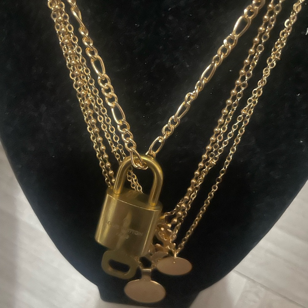 Gold Chain Necklace with Louis Vuitton Lock 437 Pendant - Picture 6 of 11